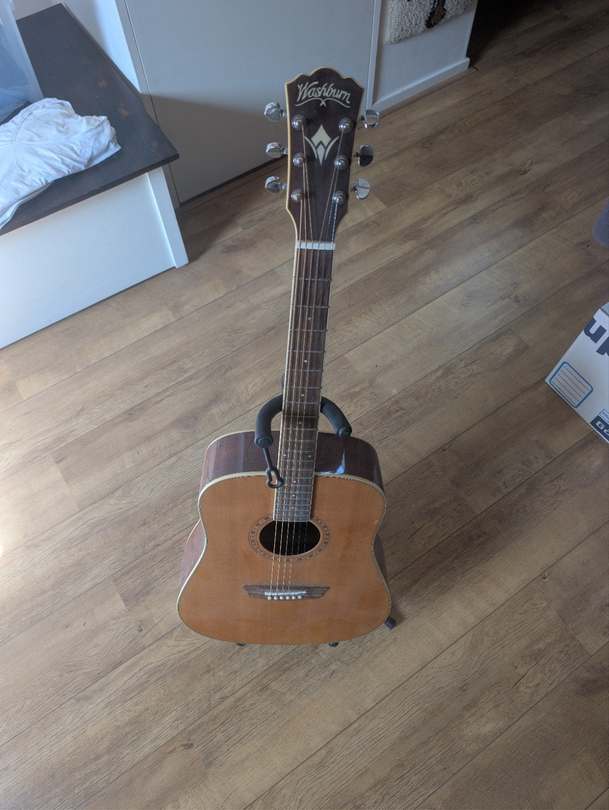 Washburn Westerngitaar met standaard en accessoires, Muziek en Instrumenten, Ophalen of Verzenden, Gebruikt, Western- of Steelstringgitaar