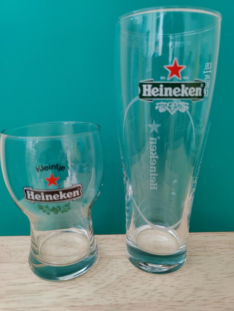 Twee Heineken bierglazen, één Kleintje en één ellipse glas, Verzamelen, Verzenden, Zo goed als nieuw, Glas of Glazen, Heineken