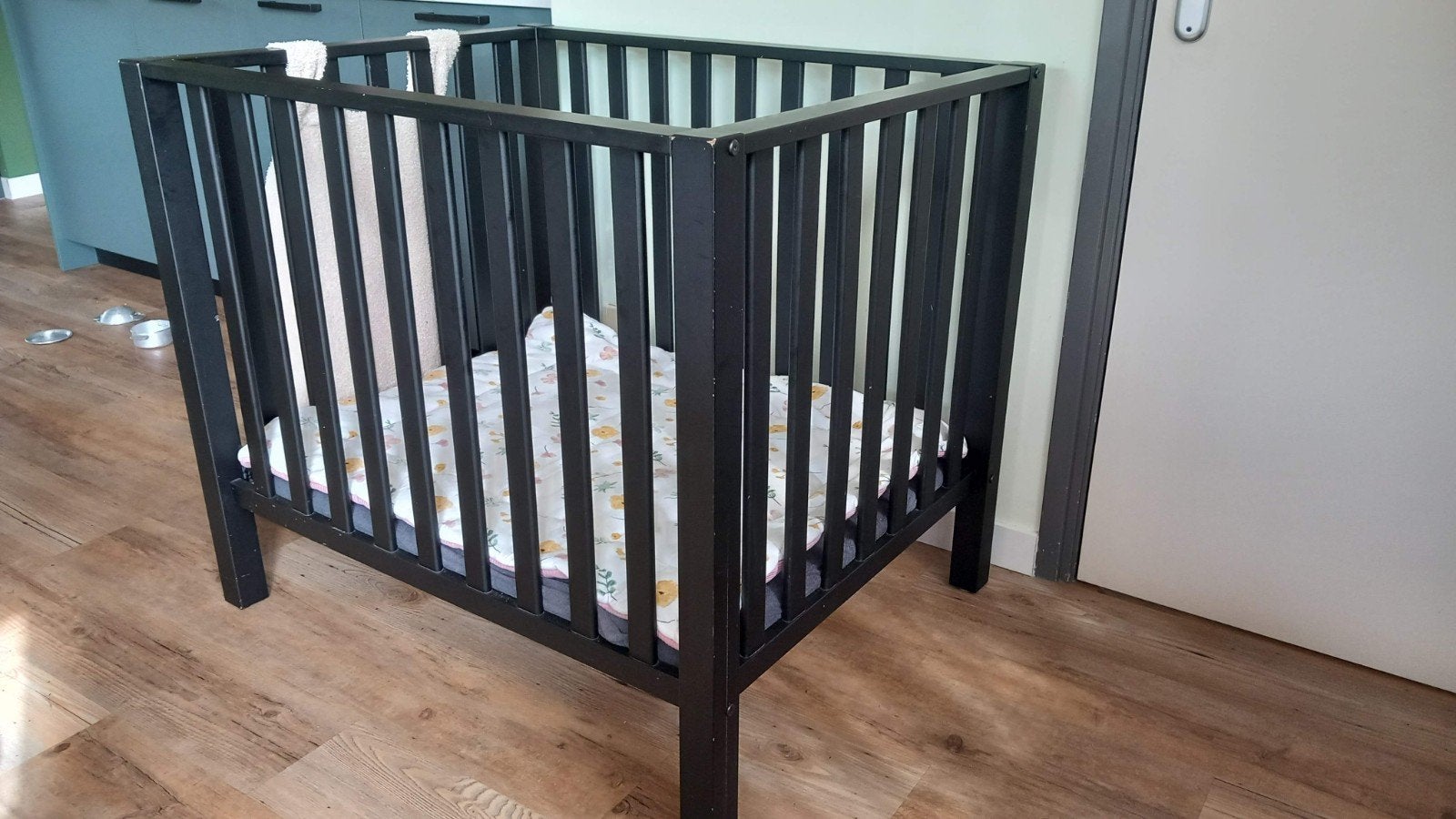 Gratis Zwarte box met extra matrasje, Kinderen en Baby's, Ophalen, Gebruikt, Ledikant