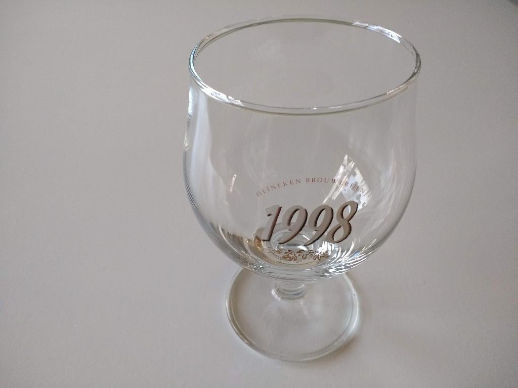 Nieuw bierglas op voet Heineken 1998, Ophalen of Verzenden, Nieuw, Glas of Glazen, Heineken