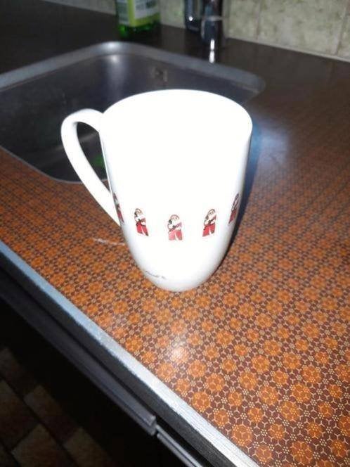 Mok Lindt met kerstmannen erop, Diversen, Ophalen of Verzenden