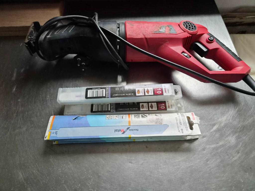 Reciprozaag met zaagbladen, Gebruikt, Onbekend, 70 mm of meer, 600 tot 1200 watt