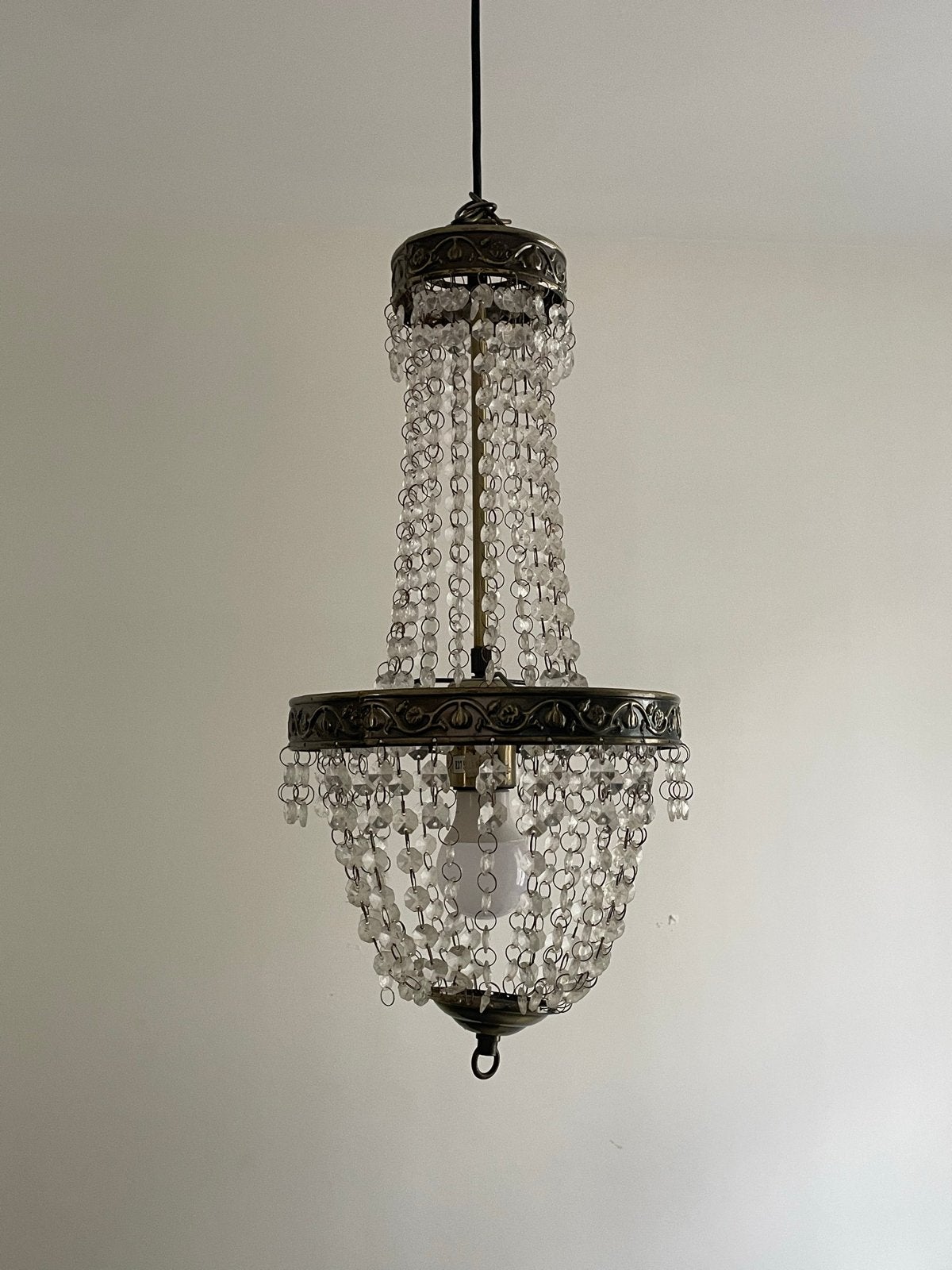 Vintage Kroonluchter met Kristallen en Messing Details, Huis en Inrichting, Lampen | Kroonluchters, Ophalen, Gebruikt, Glas, E27 (groot)