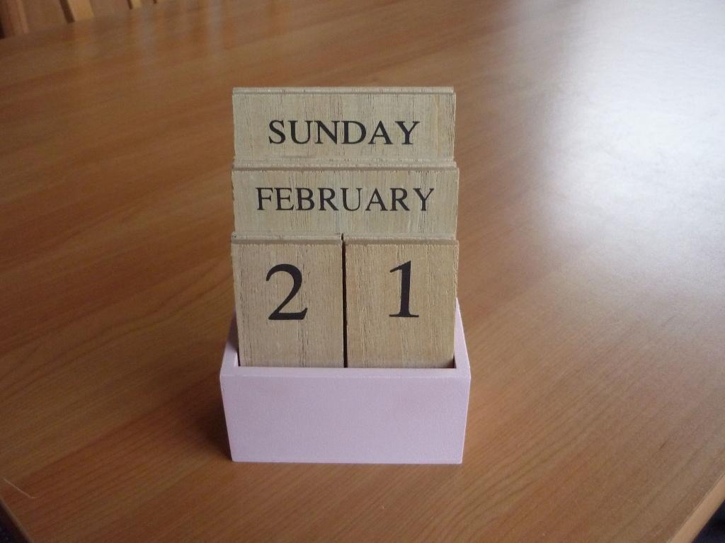 Houten roze manuele kalender, Ophalen of Verzenden, Dagkalender