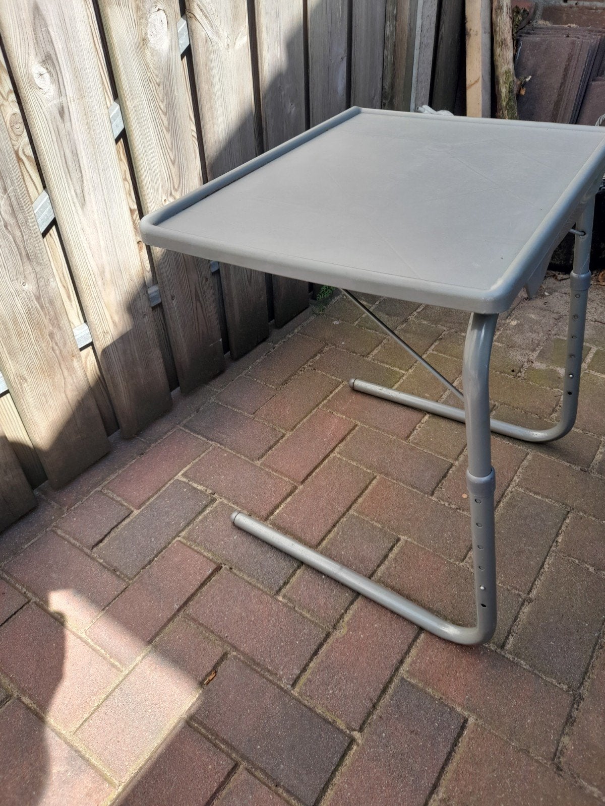 Verstelbaar bijzettafeltje - Ideaal voor laptop of eten, Huis en Inrichting, Tafels | Bijzettafels, Ophalen, Gebruikt, Modern, functioneel
