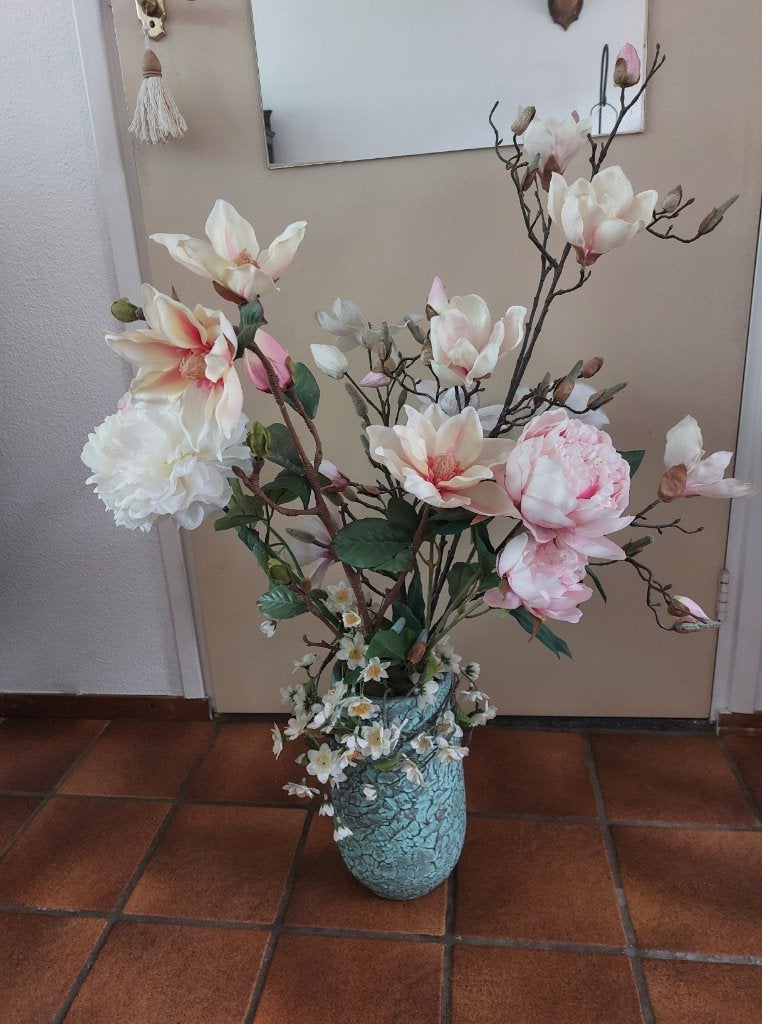 kunstbloemen met fraaie vaas turquoise, magnolia, pioenrozen, Huis en Inrichting, Woonaccessoires | Kunstplanten en Kunstbloemen
