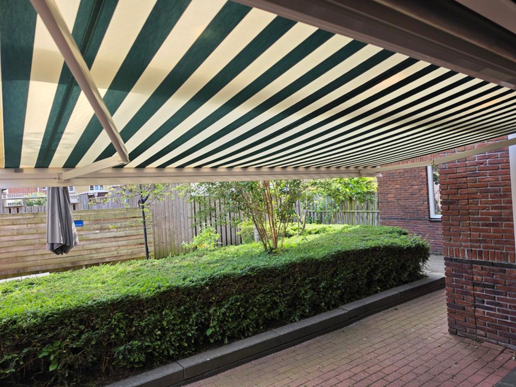 Zonnescherm groen-wit gestreept, elektrisch. Plus veranda, Tuin en Terras, Zonneschermen, Zo goed als nieuw, Knikarmscherm, 150 tot 300 cm