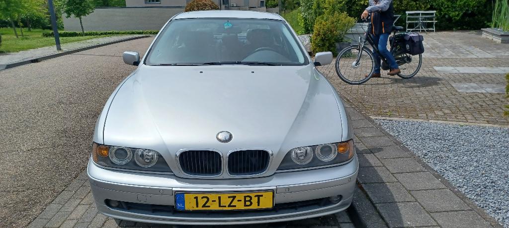 BMW 5-Serie 2.5 I 525 AUT 2002 Grijs, Auto's, BMW, Automaat, Achterwielaandrijving, Zwart, 1505 kg