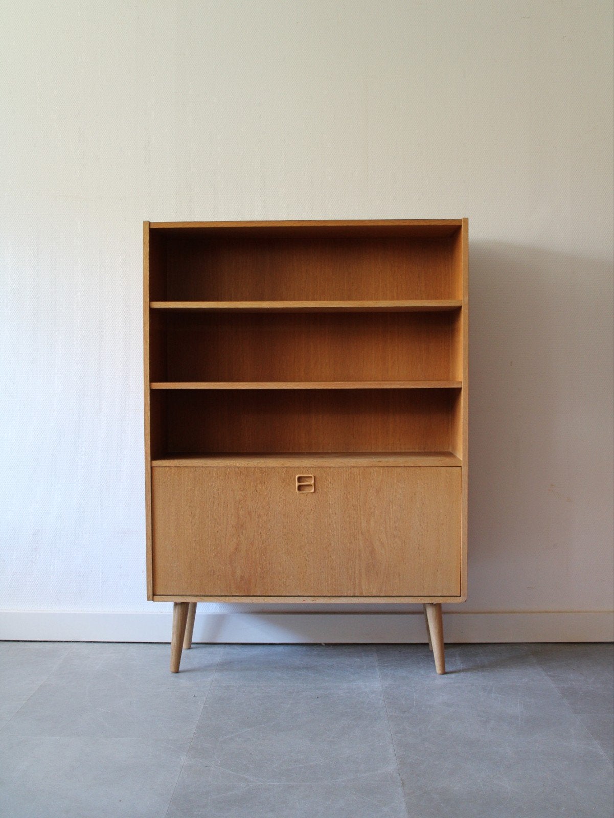 Vintage Deense boekenkast met klep in eiken, Huis en Inrichting, 100 tot 150 cm, Zo goed als nieuw, Vintage retro midcentury Deens design