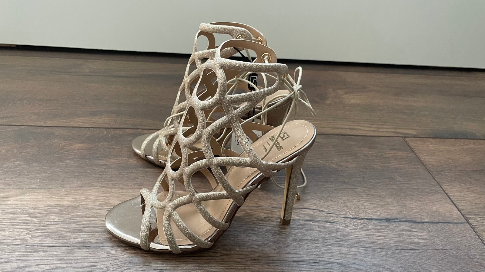 Nieuwe champagne/goud kleurige sandaal - maat 35, Kleding | Dames, Schoenen, Ophalen of Verzenden, Nieuw, Overige kleuren, Sandalen of Muiltjes