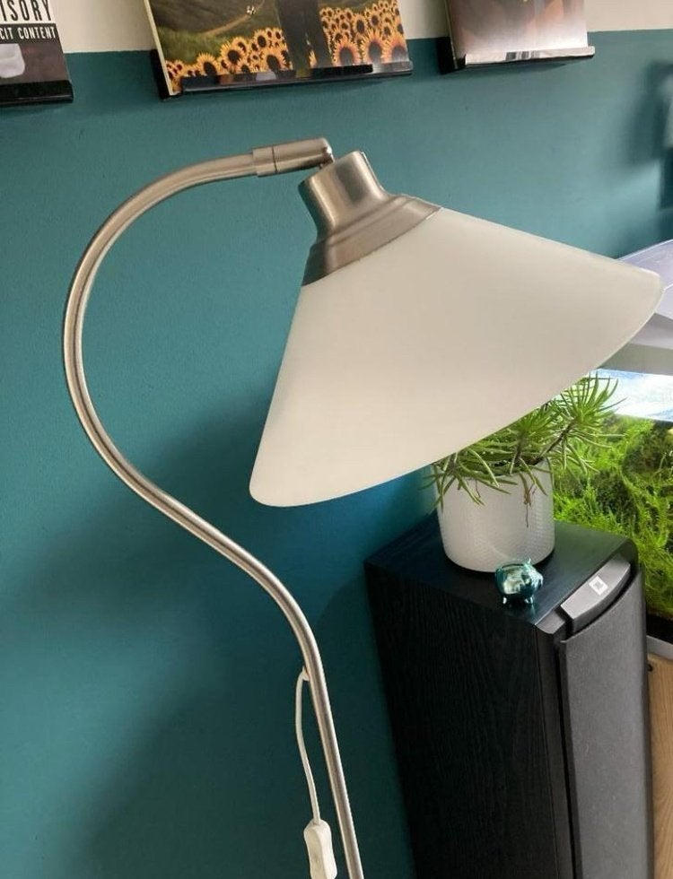 2x IKEA zilverkleurige staande lamp KROBI met wit glazen kap, Ophalen, Gebruikt, Modern en strak, Glas