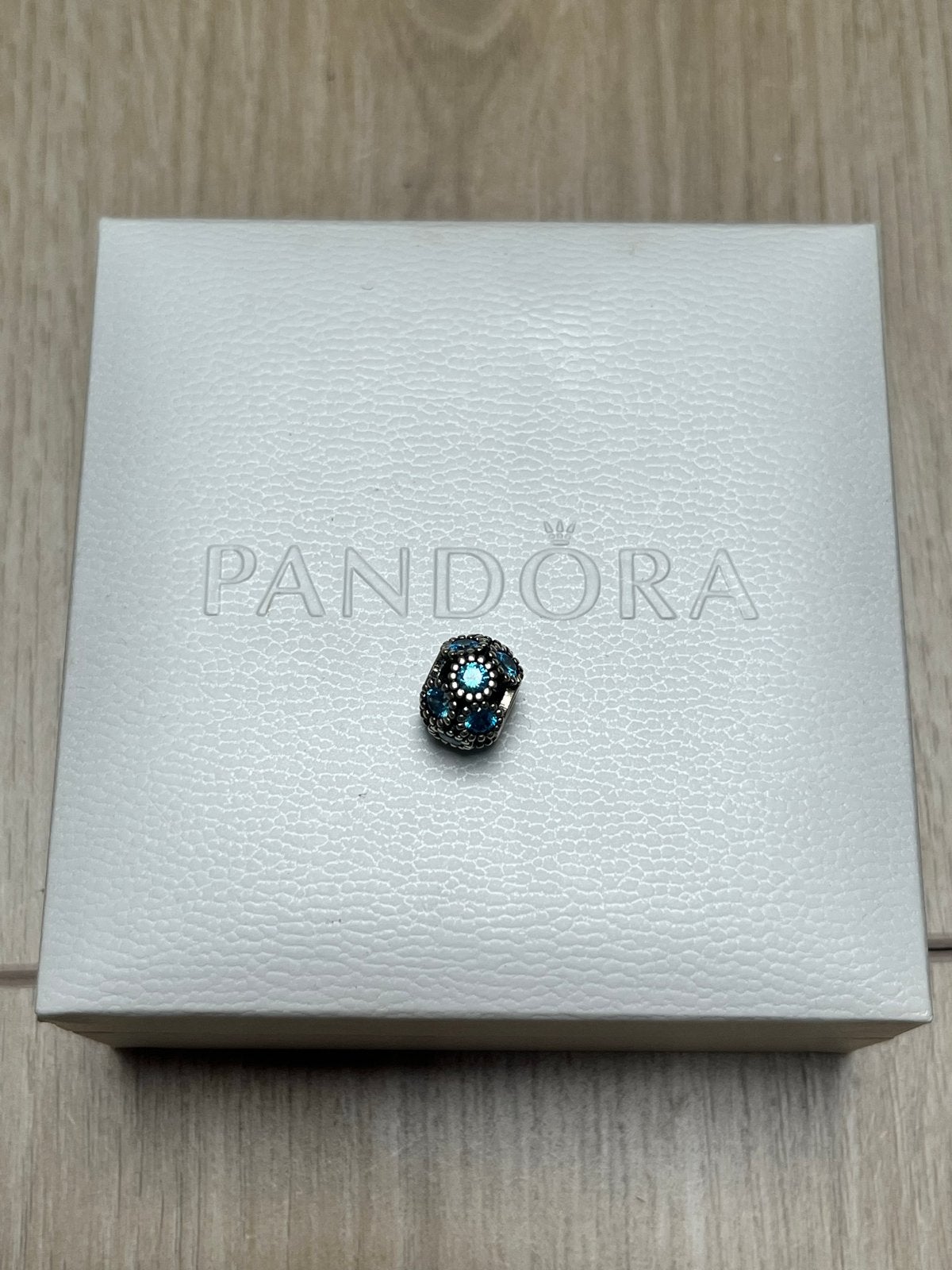 Pandora bedel licht blauw retired z.g.a.n., Sieraden, Tassen en Uiterlijk, Bedels, Pandora, Ophalen of Verzenden, Zo goed als nieuw