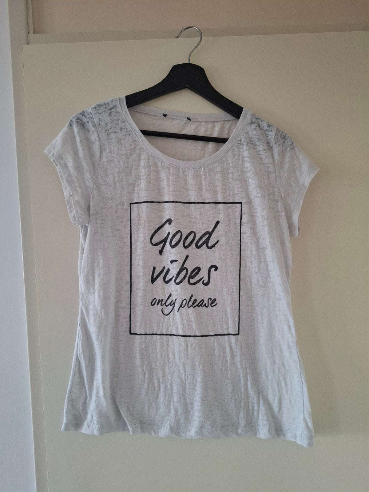 Wit T-shirt met 'Good Vibes Only Please' opdruk - Maat M, Maat 38/40 (M), Wit, Ophalen of Verzenden, Korte mouw