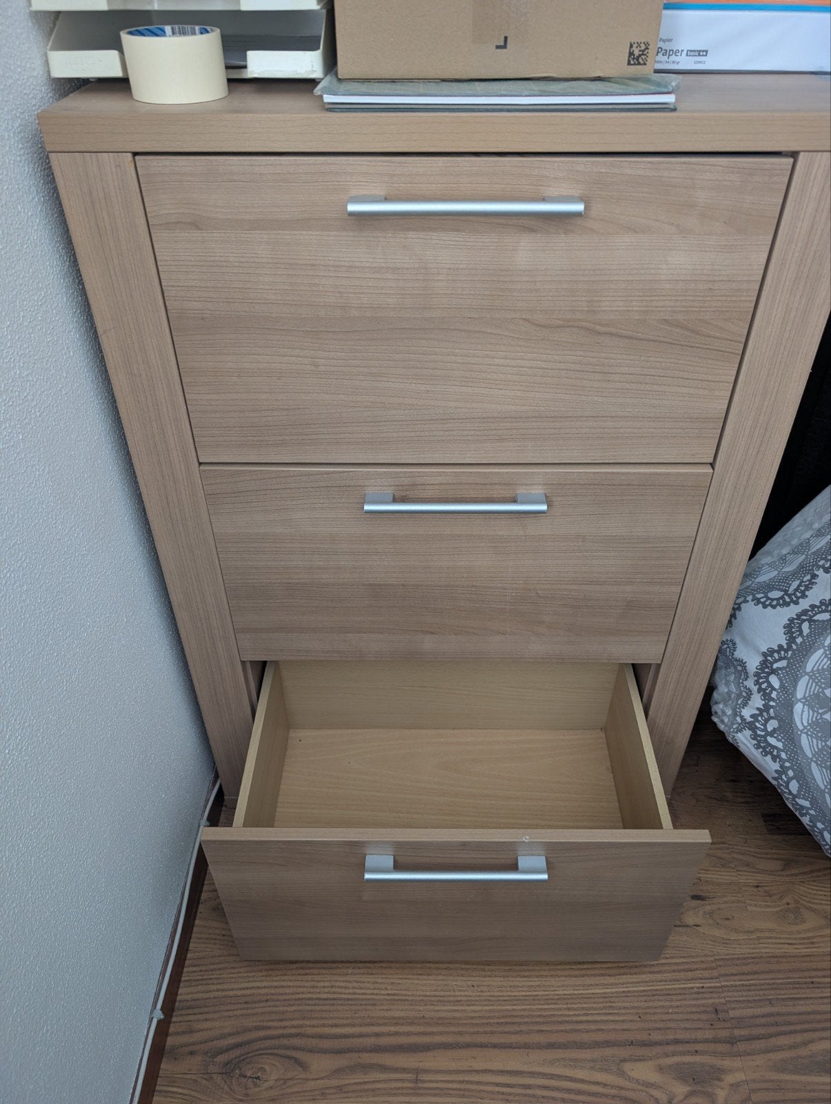 Houten ladekast met 3 lades, Huis en Inrichting, Kasten | Ladekasten, 3 of 4 laden, Ophalen, Zo goed als nieuw, Modern
