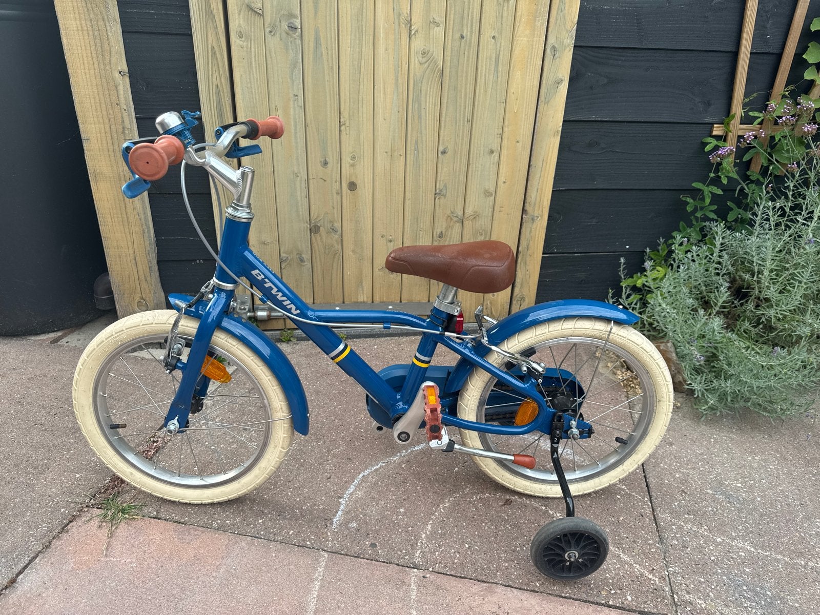 B'Twin kinderfiets 16 inch met zijwieltjes, Ophalen, Zijwieltjes, Velgrem, 16 tot 20 inch