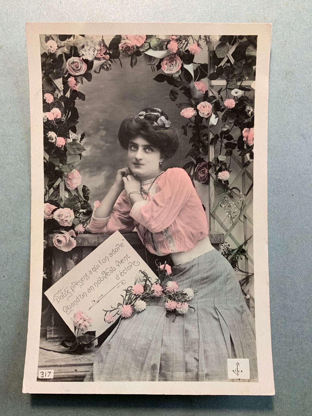 Dame in prieel met rozen, Ophalen of Verzenden, Voor 1920, Gelopen, Overige thema's