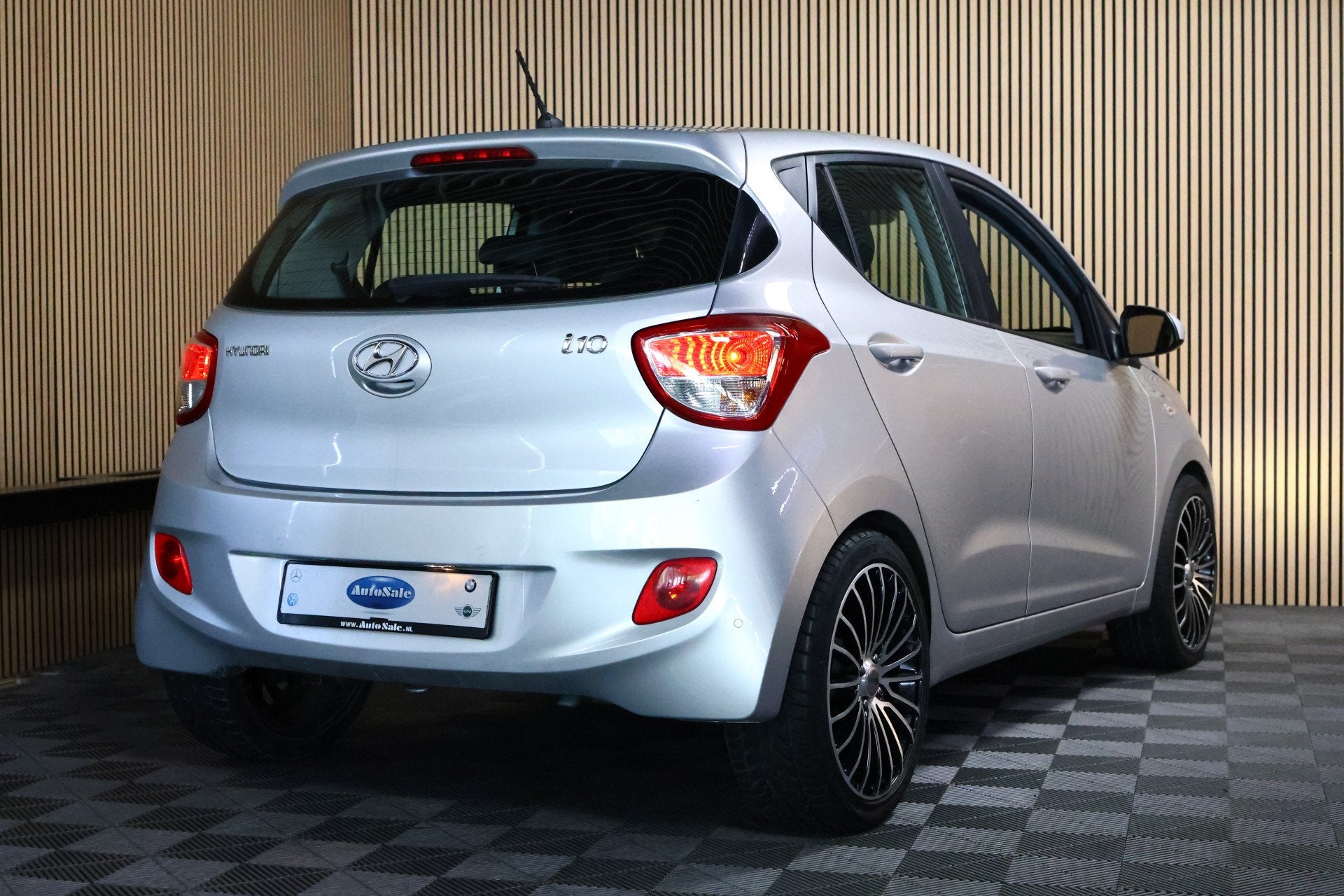 Hyundai i10 1.0i Comfort 5p AUTOMAAT AIRCO BT STOELVERWARMIN, Auto's, Stof, Gebruikt, Zwart, Origineel Nederlands
