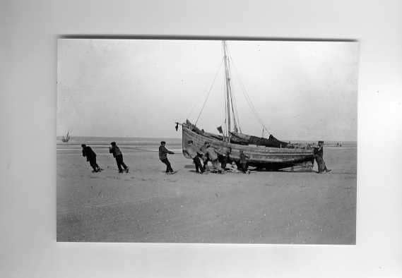 scheepvaart-locatie ?- hout visserschip op strand-graag info, Ophalen of Verzenden, 1940 tot 1960, Zuid-Holland