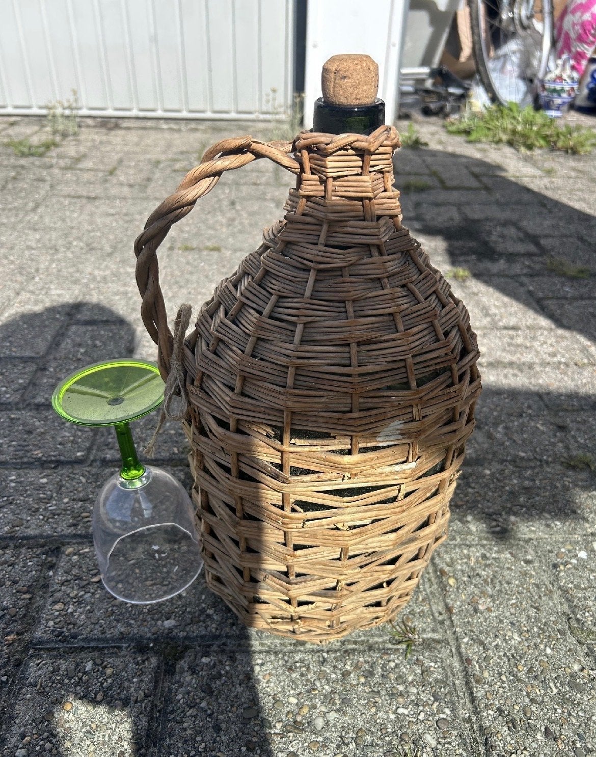 Vintage rieten fles met handvat - decoratieve karaf, Ophalen of Verzenden