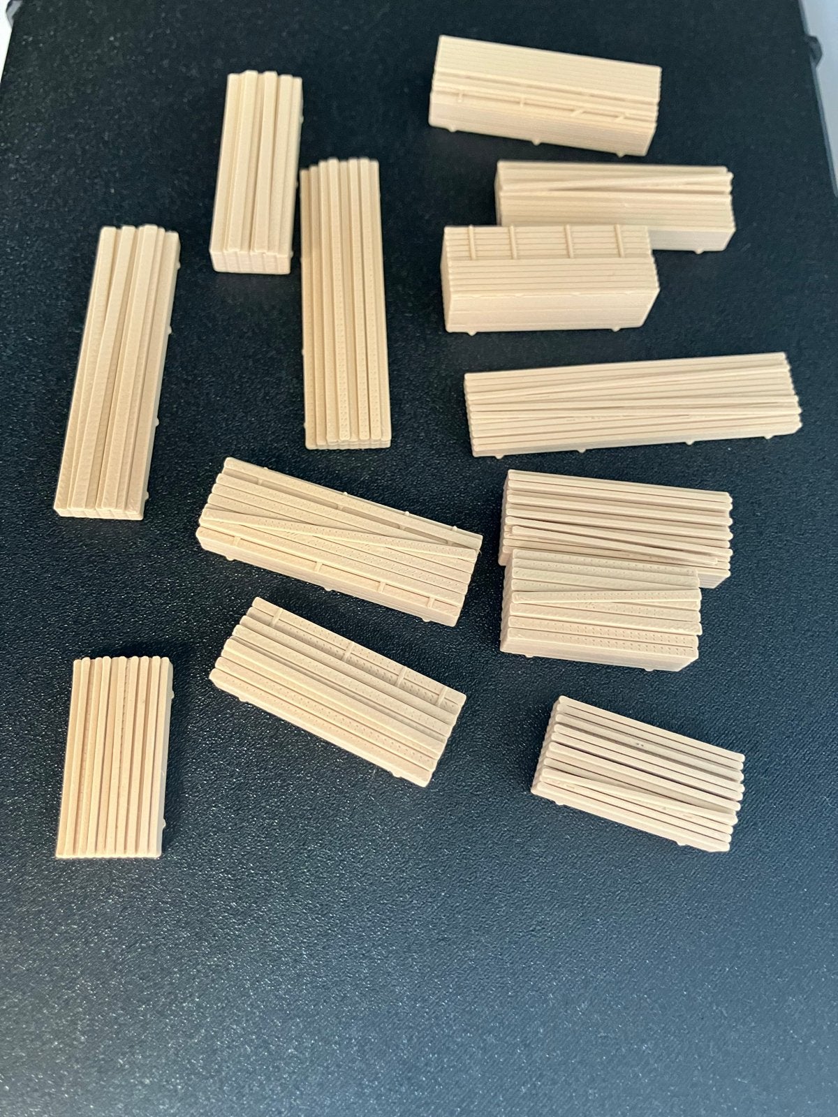 H0 Scenery: 13 stapels hout voor modelbaan, Overige merken, Natuur, Gelijkstroom of Wisselstroom, Nieuw