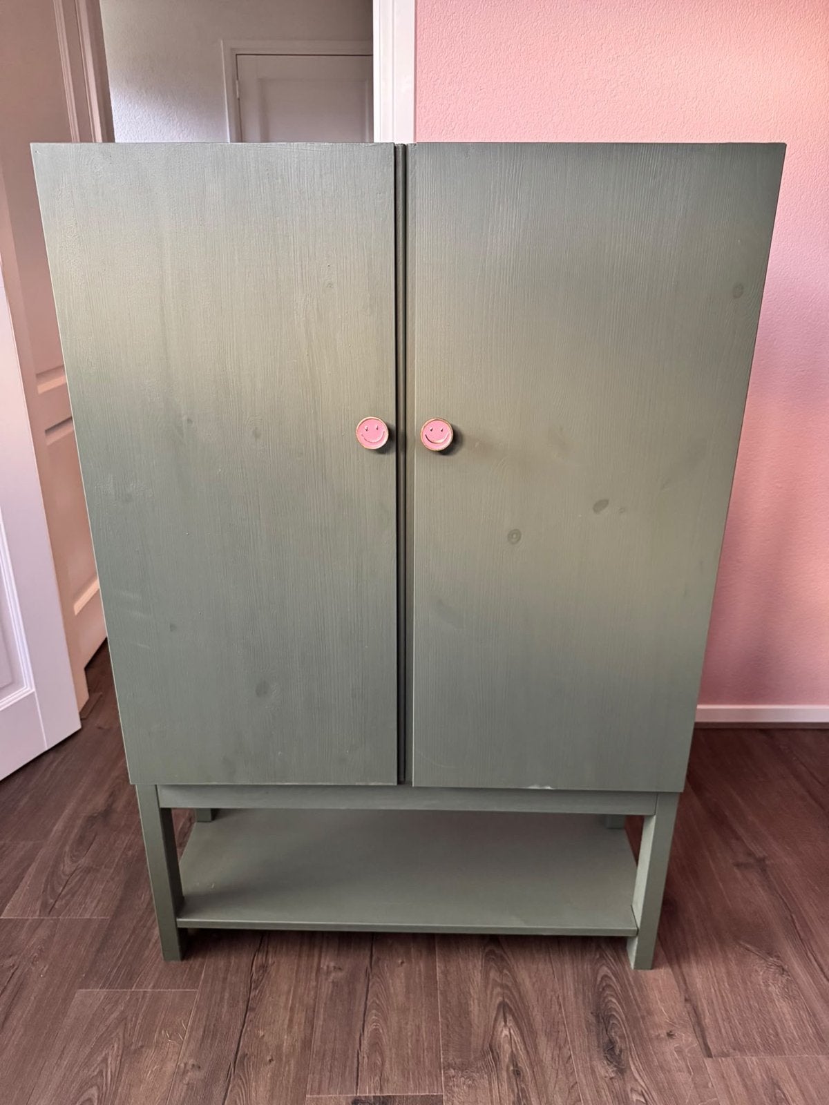 Groene kast met vrolijke smiley knoppen, Huis en Inrichting, Ophalen, Gebruikt