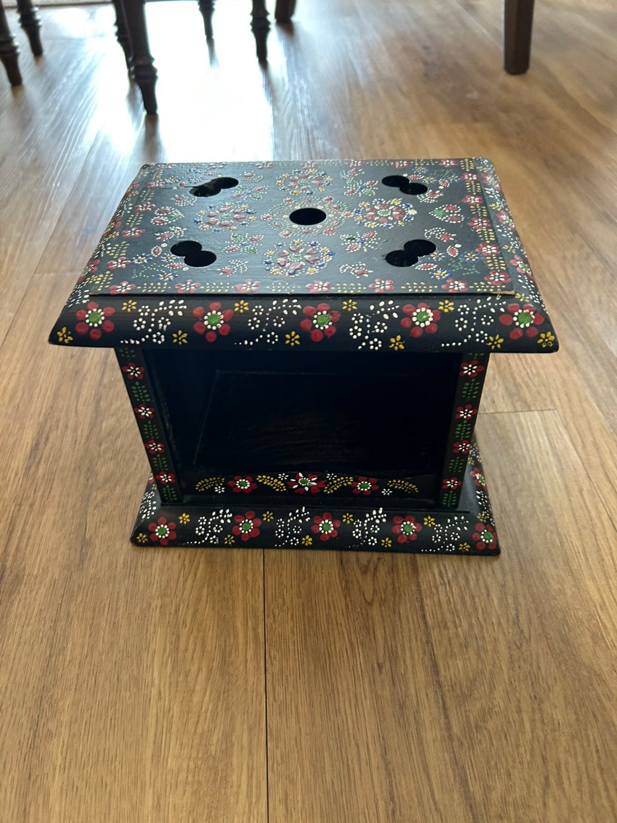 Gedecoreerde houten voeten stoof., Antiek en Kunst, Antiek | Woonaccessoires, Ophalen of Verzenden