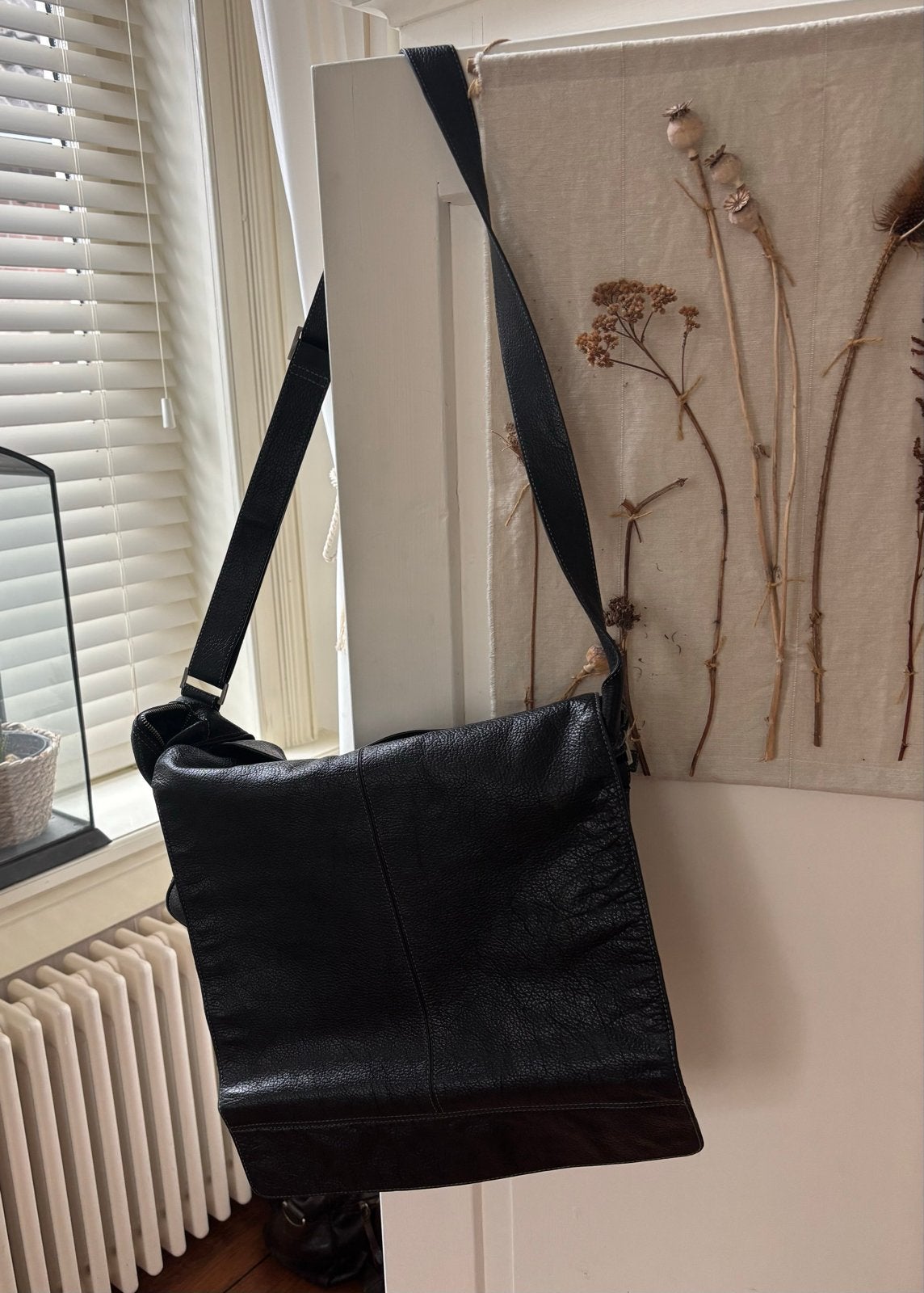 Hugo Boss Zwarte Leren Schoudertas, Sieraden, Tassen en Uiterlijk, Ophalen of Verzenden, Gebruikt, Zwart, Schoudertasje