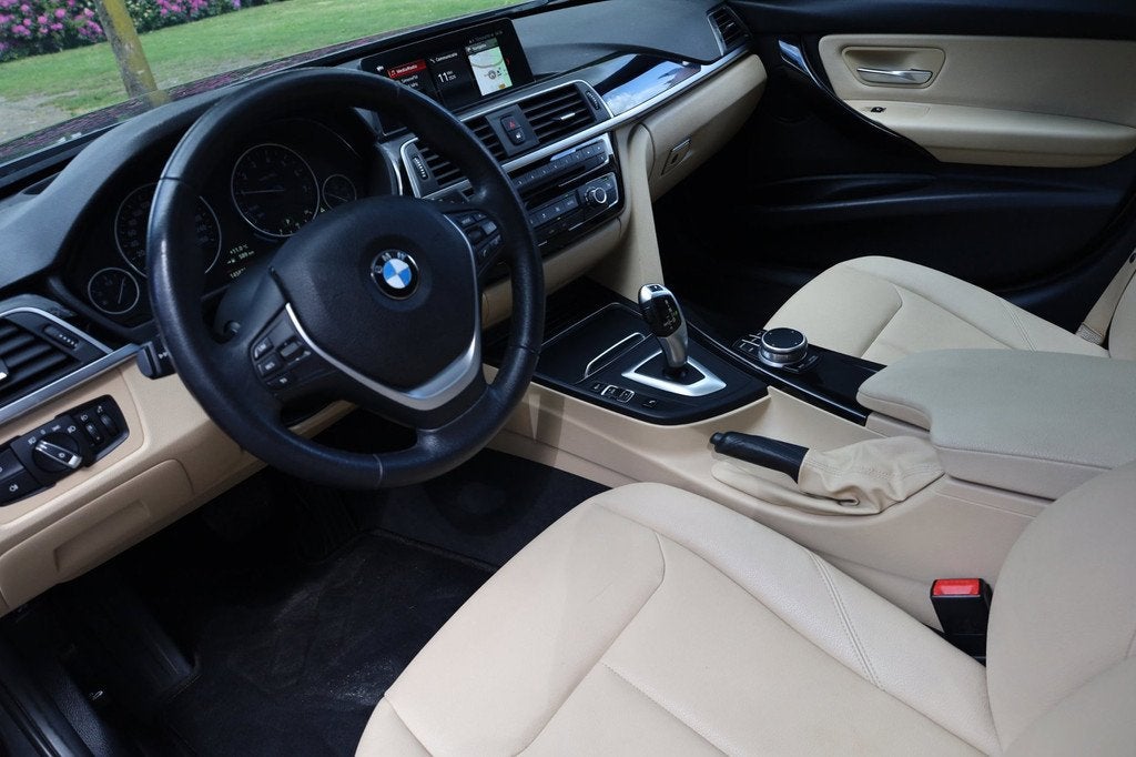 BMW 3-serie Touring 318i Executive Aut. | Panorama | Full Le, Automaat, Gebruikt, 1465 kg, Leder