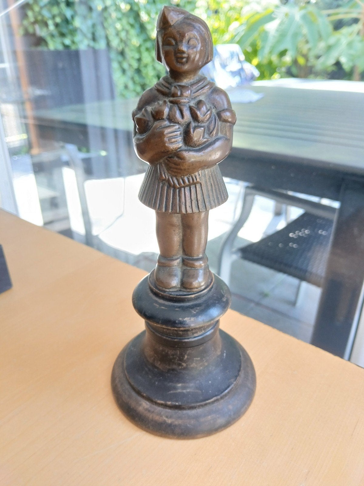 Meisje brons op houten sokkel, Antiek en Kunst, Ophalen of Verzenden
