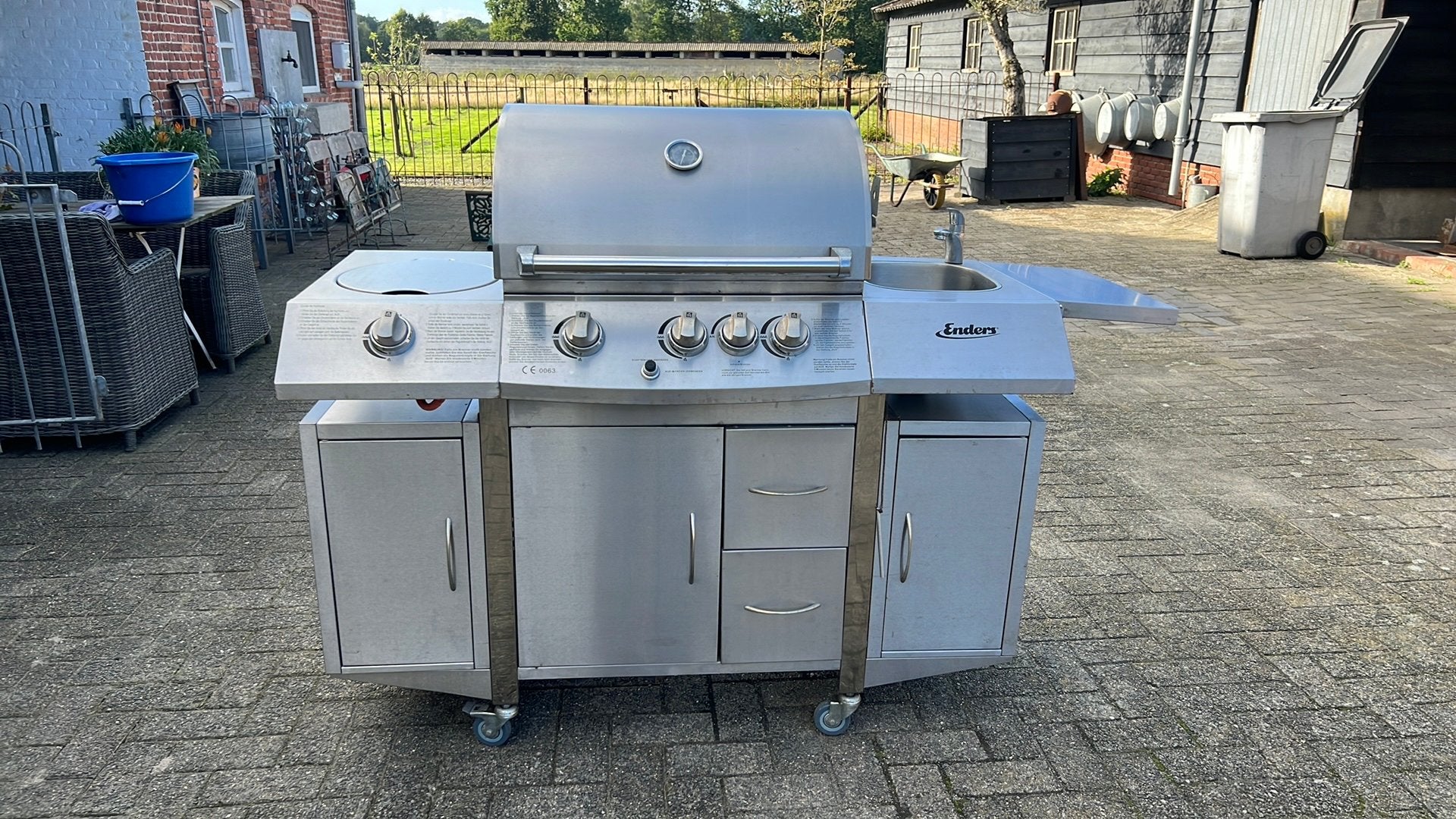 Barbeque met kraan/wasbakje en kookpitje, Ophalen, Gebruikt, Gas, Vrijstaand