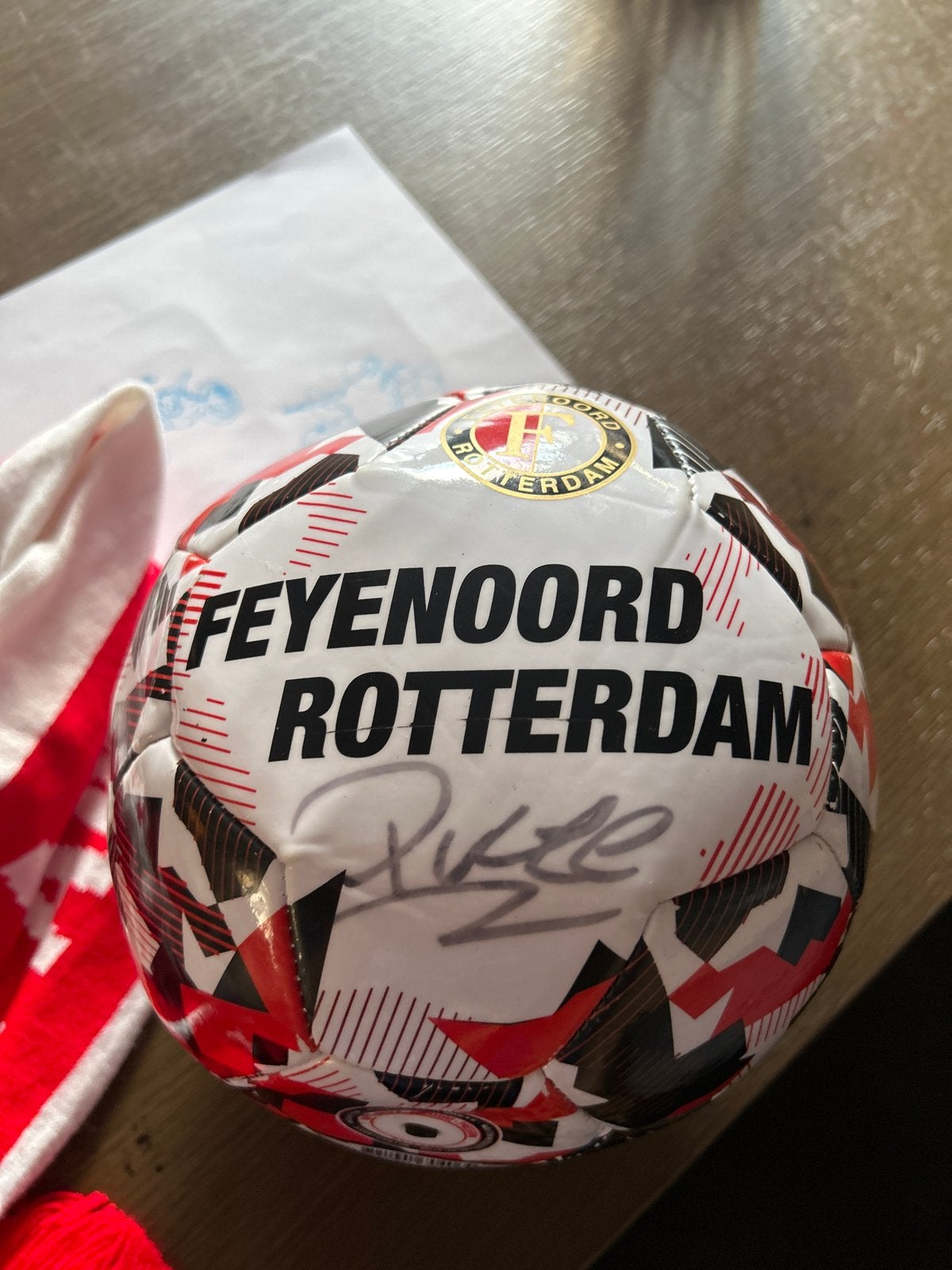 Feyenoord bal met handtekening van Quzee