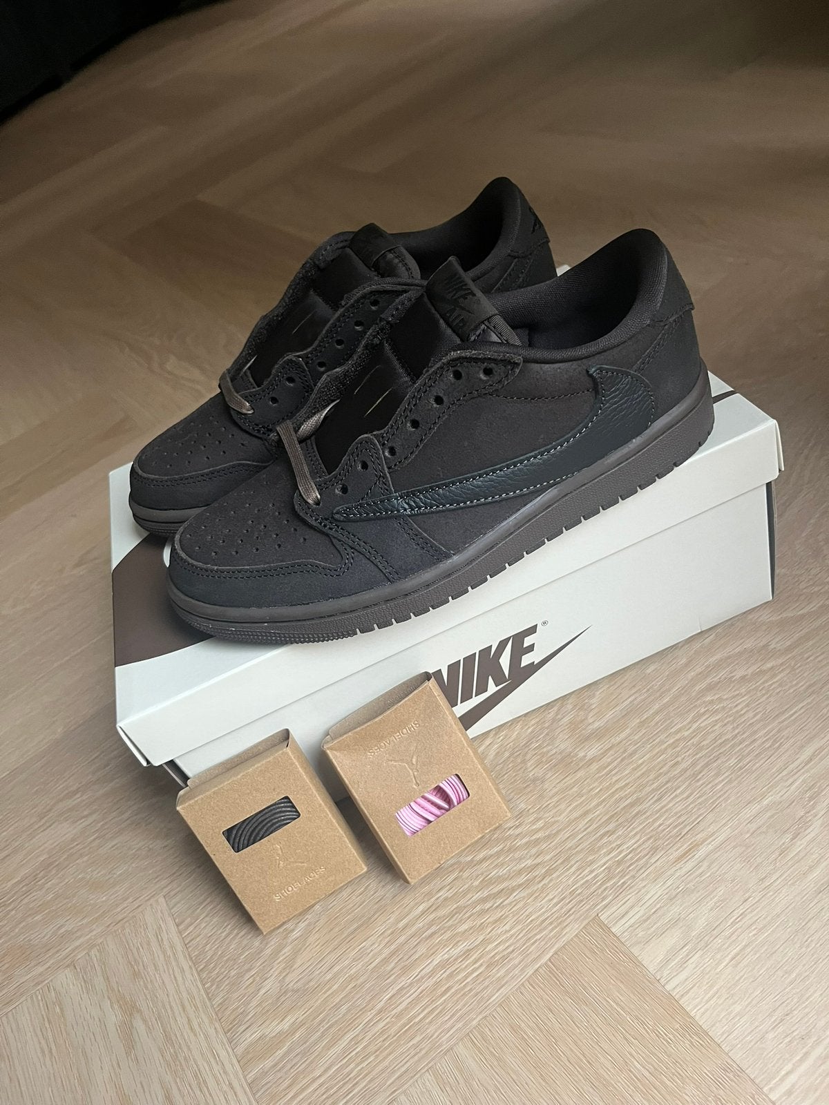 Travis Scott x Air Jordan 1 Low OG SP "Velvet Brown 37,5, Ophalen, Bruin, Nieuw, Sneakers of Gympen