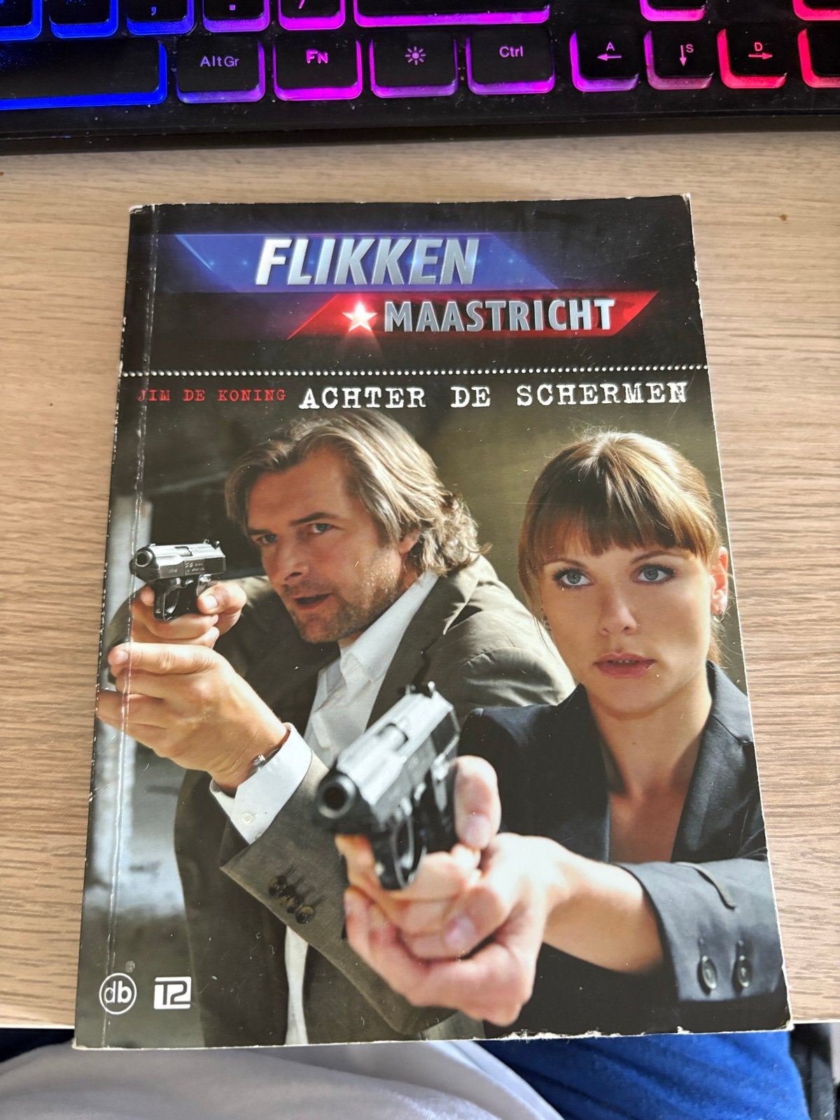 Flikken Maastricht: Achter de Schermen met Handtekeningen, Ophalen of Verzenden, Gelezen, Tv-serie