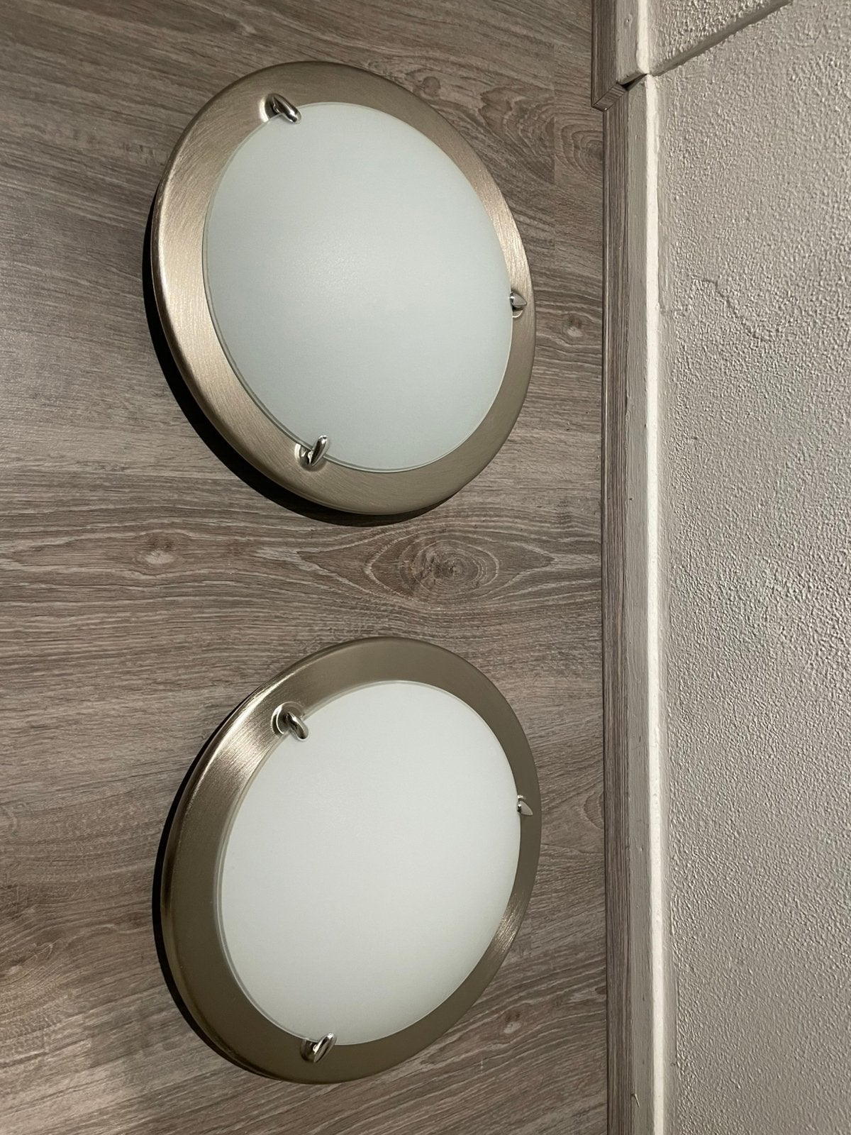 2 Ikea plafondlampen met lamp. Gratis, Ophalen, Zo goed als nieuw