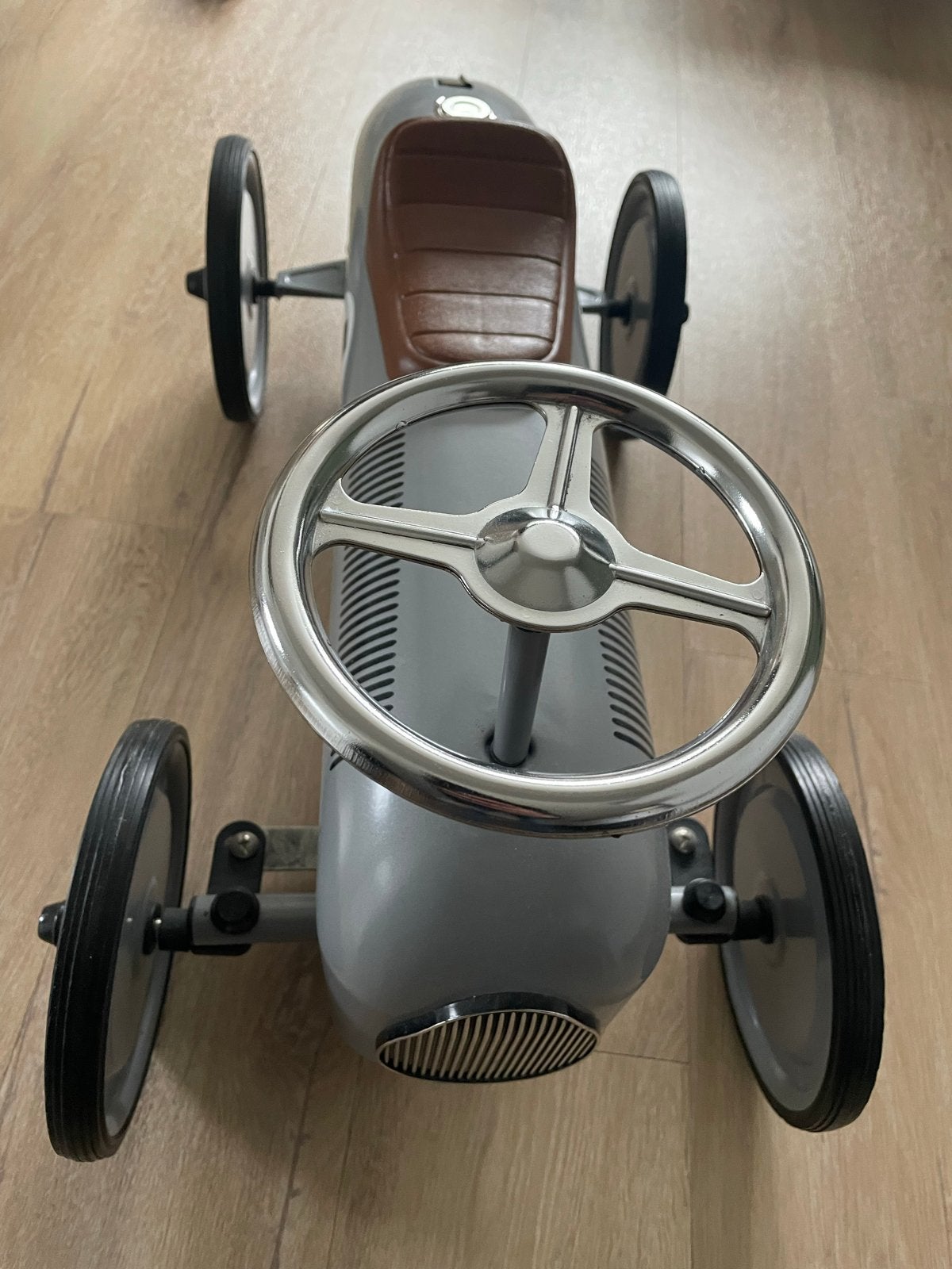 Loopauto grijs met bruin zitje - Retro stijl, Ophalen, Zo goed als nieuw, Loopvoertuig