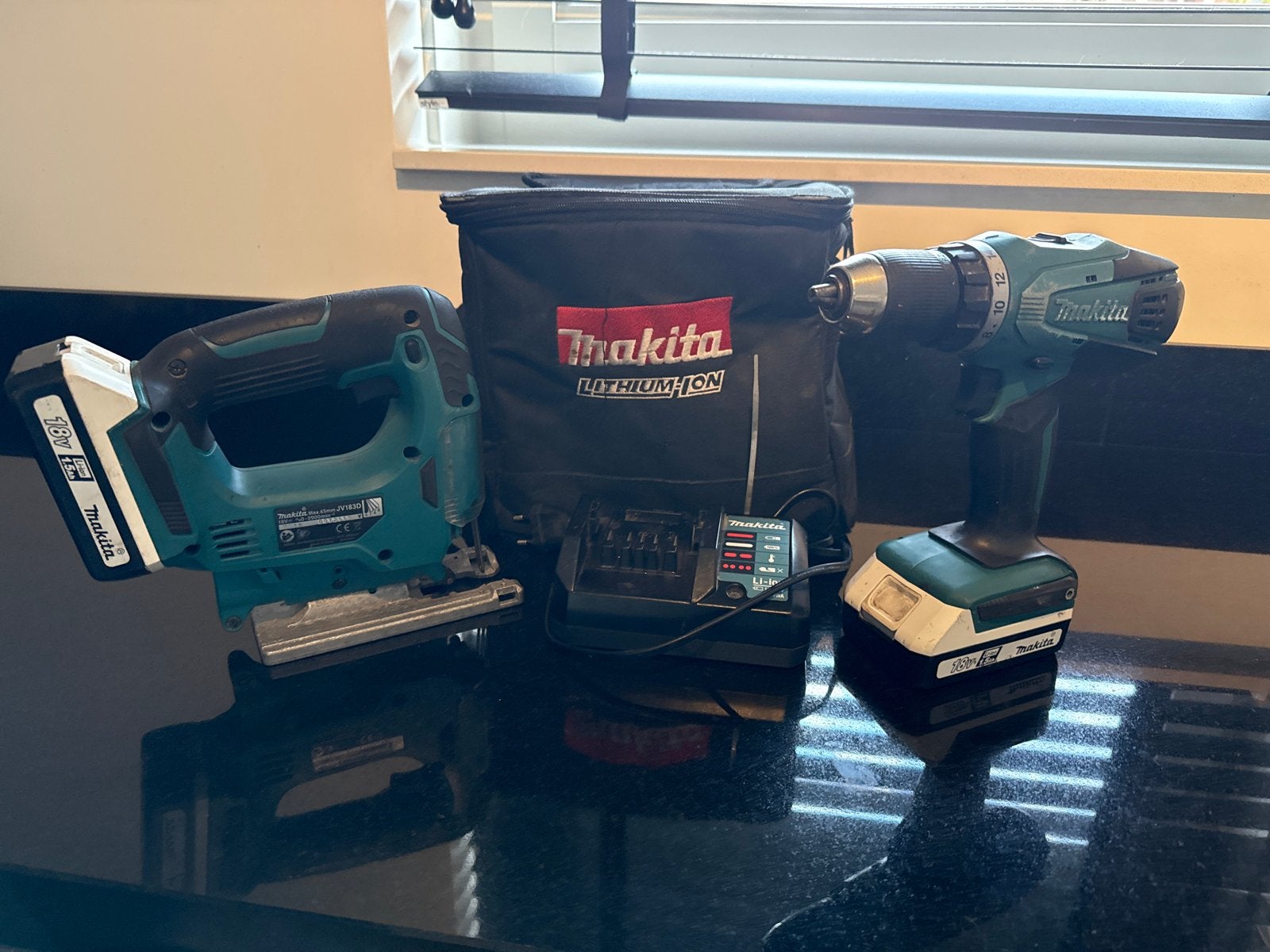 Makita Boormachine & Decoupeerzaag Set met Accu en Lader, Variabele snelheid, Ophalen of Verzenden, Boor- en Schroefmachine, Gebruikt