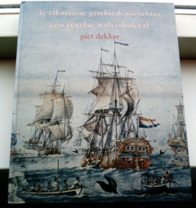 De Alkmaarse geschiedenis achter een Texelse walvisbokaal., Ophalen of Verzenden, Zo goed als nieuw