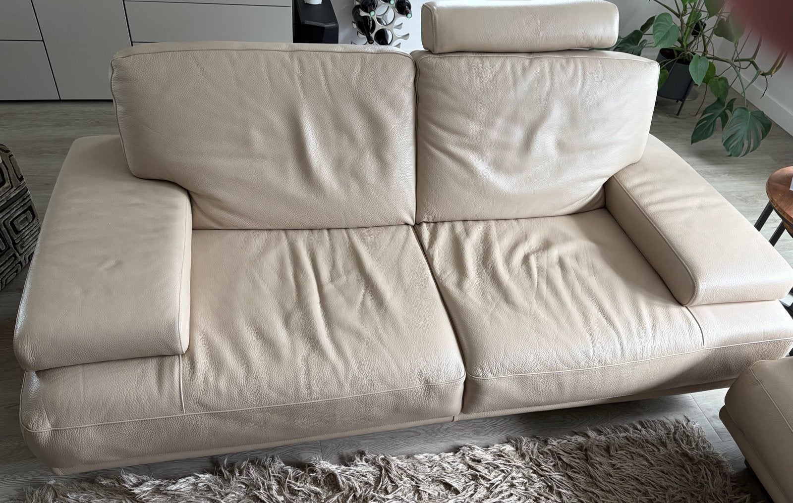 Natuzzi bank - Beige lederen 2-zitsbank (2.32m breed), Gebruikt, Tweepersoons, Ophalen of Verzenden, Rechte bank