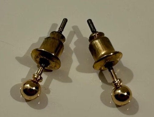 Goudkleurige bolvormige oorsteker, Overige materialen, Ophalen of Verzenden, Zo goed als nieuw, Knopjes of Stekers