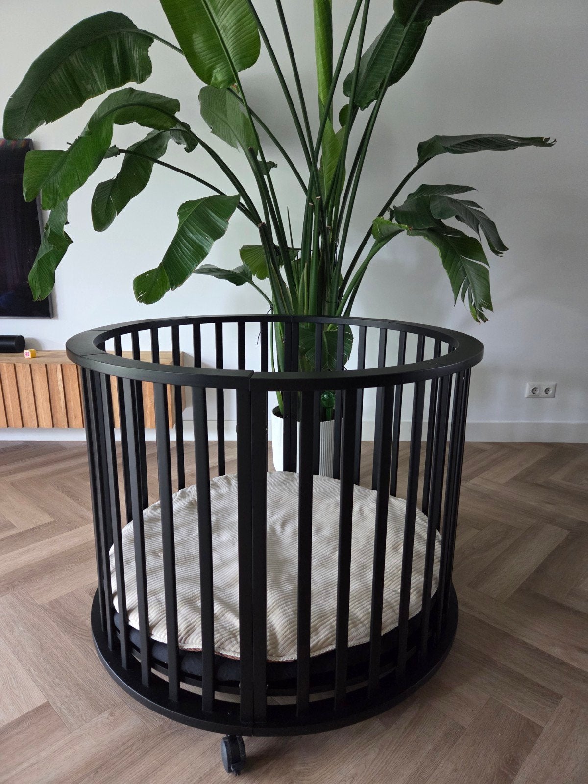 Europa Baby Box Rond Zwart met Koeka Boxkleed & Matras, Kinderen en Baby's, Boxen, Ophalen of Verzenden