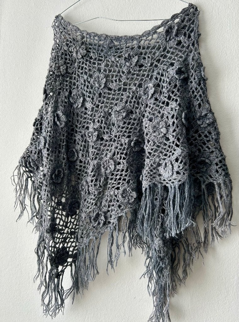 Ambachtelijk gehaakte poncho / omslagdoek – grijs, Kleding | Dames, Mutsen, Sjaals en Handschoenen, Verzenden, Zo goed als nieuw