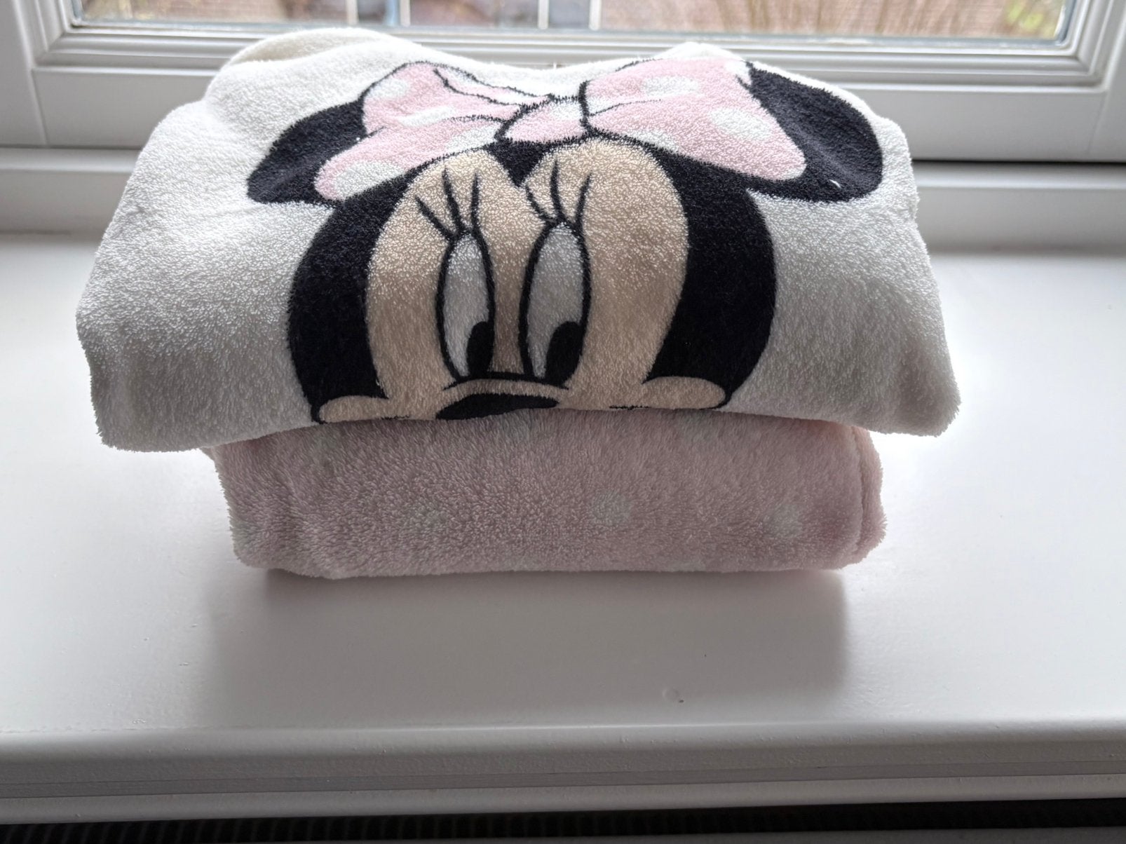 Pyjama fluweel Minnie Mouse wit roze H&M mast 134-140, Ophalen of Verzenden, Zo goed als nieuw, Meisje, Nacht- of Onderkleding