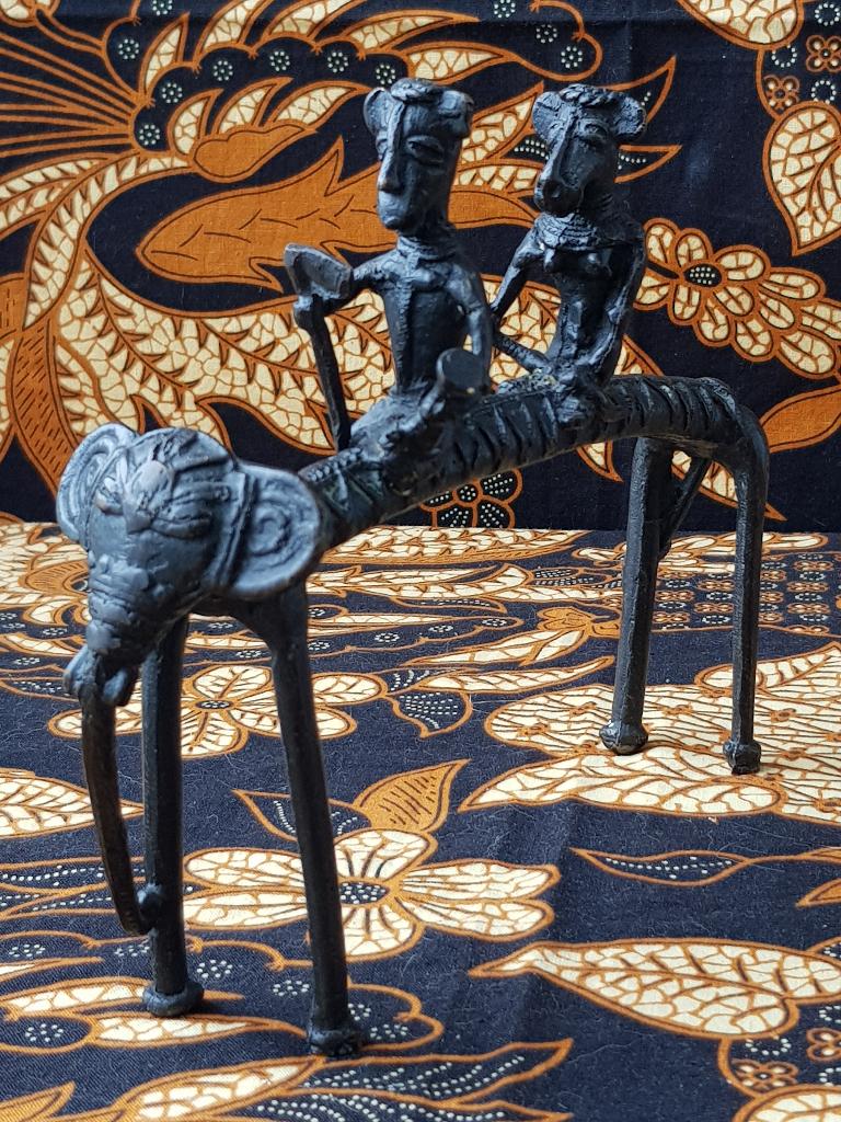 Olifant met strijders mooi antiek beeld uit India 20 cm., Ophalen of Verzenden