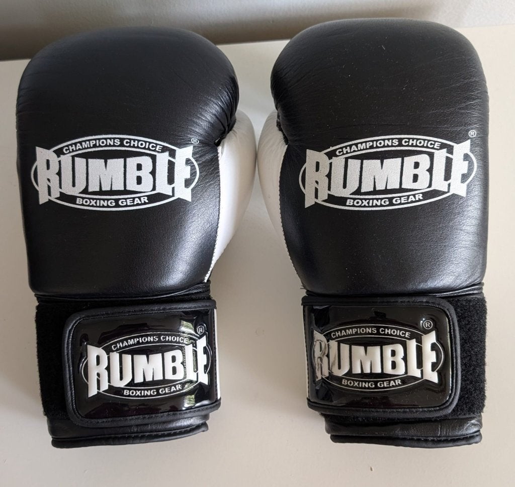 Rumble zwart/wit bokshandschoenen leer 12-OZ + 4 bandages, Ophalen, Zo goed als nieuw, Bokshandschoenen