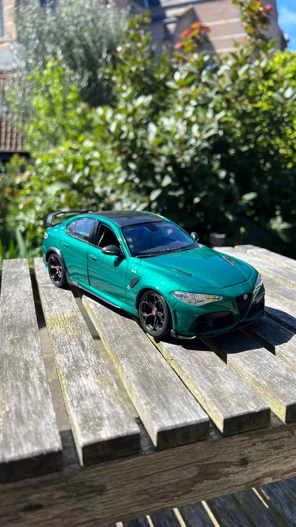 1/18 alfa romeo giulia GTAm, Ophalen of Verzenden, Zo goed als nieuw, Auto, Bburago