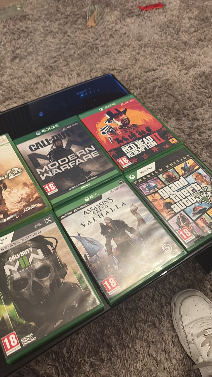 Foto 7 van Xbox series x console met 2 controllers en games