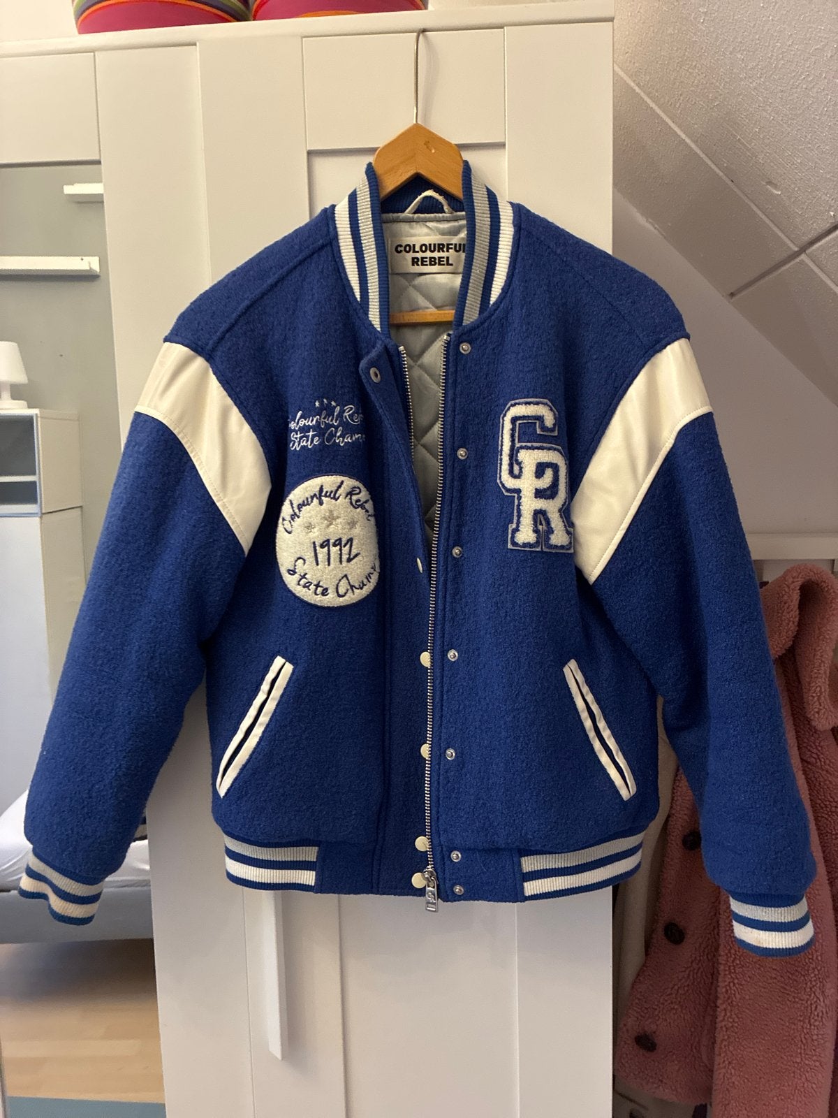 Colourful Rebel Varsity Jacket - Blauw/Wit, Kleding | Dames, Jassen | Winter, Ophalen of Verzenden, Zo goed als nieuw, Maat 36 (S)