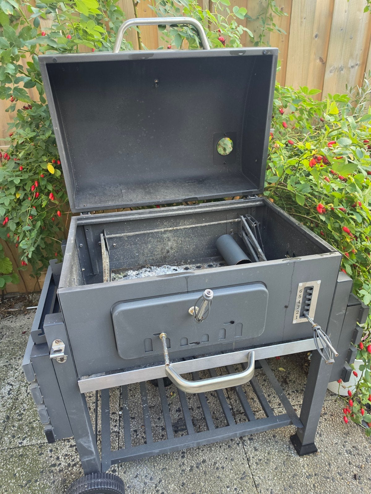 Kesser Barbecue met hoes - Gebruikt, Tuin en Terras, Ophalen of Verzenden, Gebruikt, Kesser
