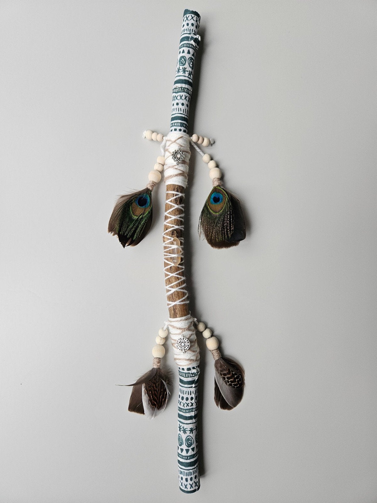 talking stick wit agaat smudge pauwenveren sjamanisme, Ophalen of Verzenden