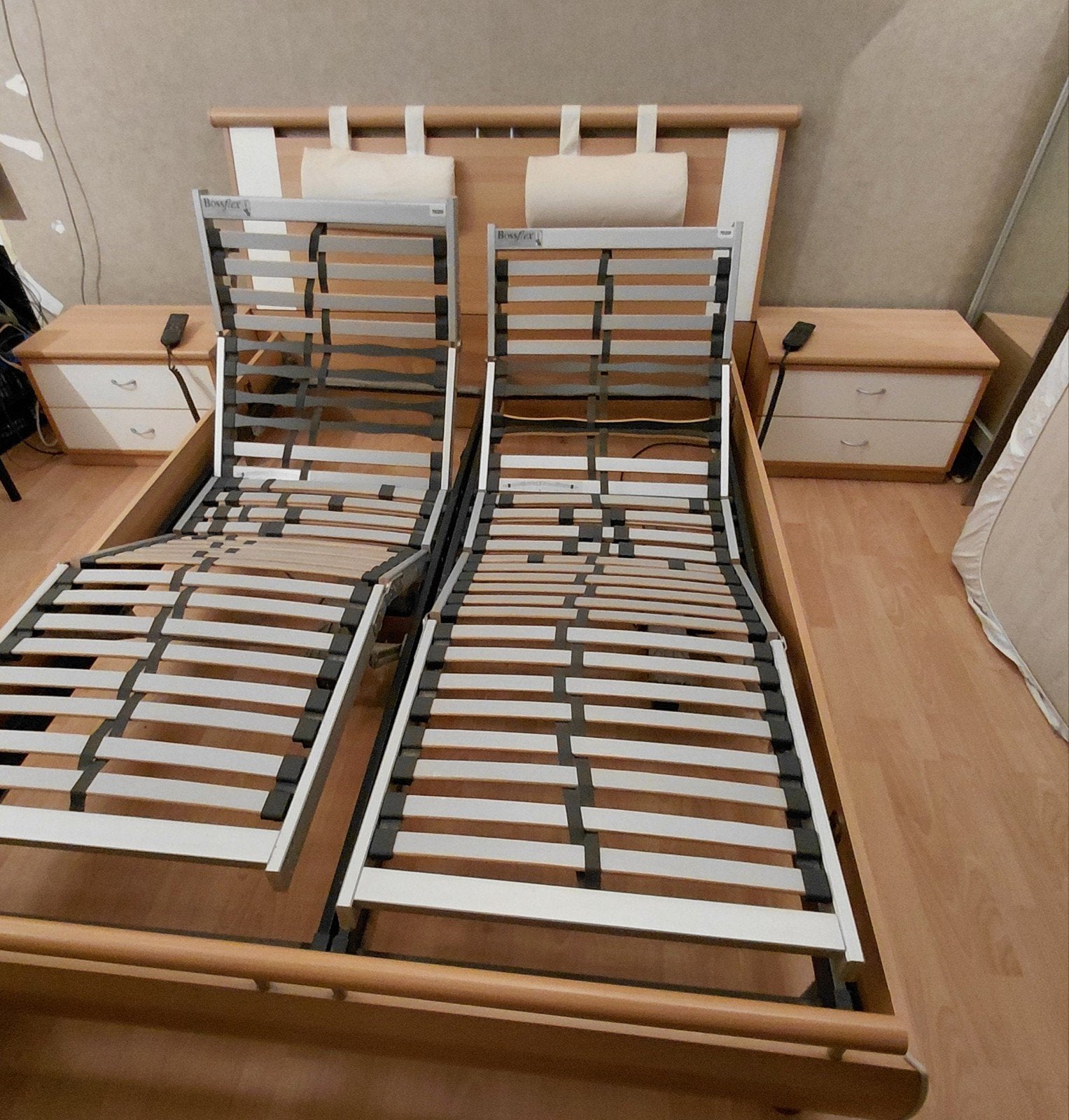 Electrisch verstelbaar bed 140x200 met 2 nachtkastjes, Ophalen, Modern en functioneel, Bruin, Tweepersoons